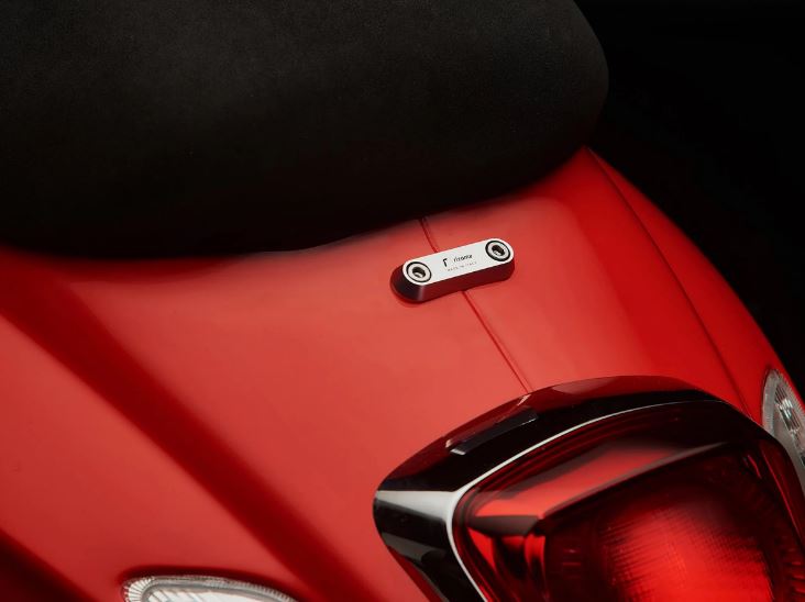 Afdekdraad RIZOMA passagiersbeugel voor Vespa GTS/GTS Super/GTV/Primavera, zilver
