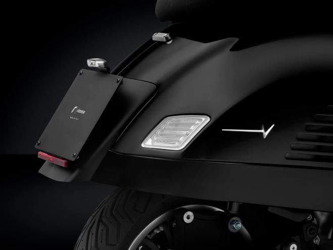 Nummerplaathouder achterlicht RIZOMA voor Vespa GTS/GTS Super/GTV 125-300cc (`23-), zwart