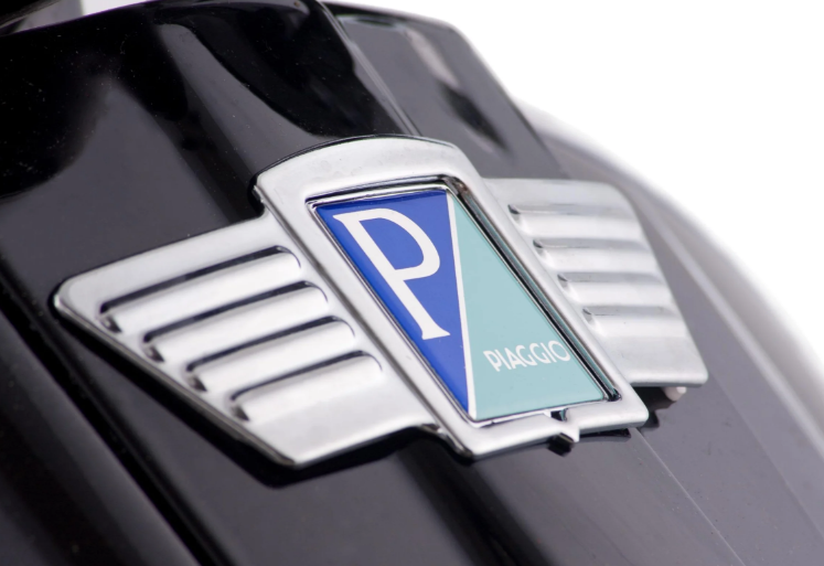 Cascade siervleugel voor vierkant PIAGGIO-embleem, Mark I, voor Vespa, kunststof, chroom