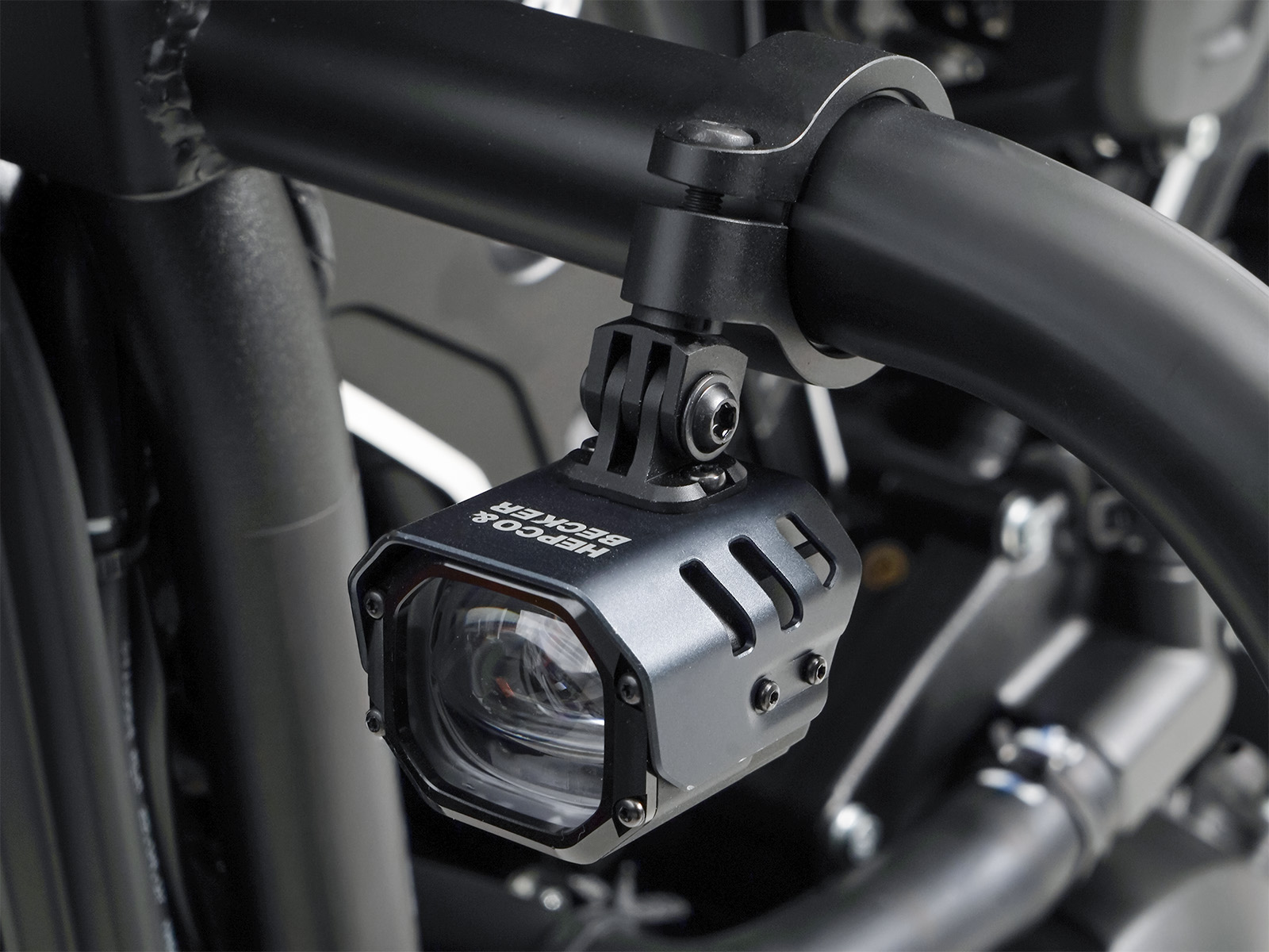 LED-hulpkoplamp Nova incl. universele bevestiging voor buis Ø25-32mm Hepco & Becker