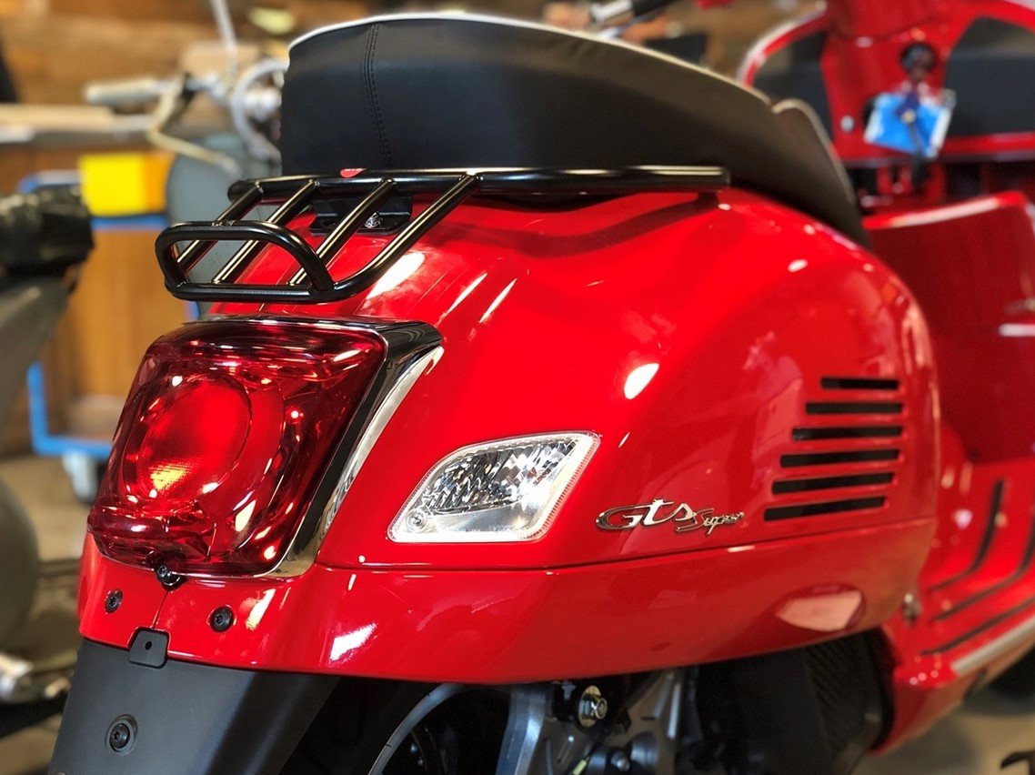 Bagagerek / duohandgreep achter 70s voor Vespa GTS/GTV/GT 125-300ccm 4T LC, glanzend zwart