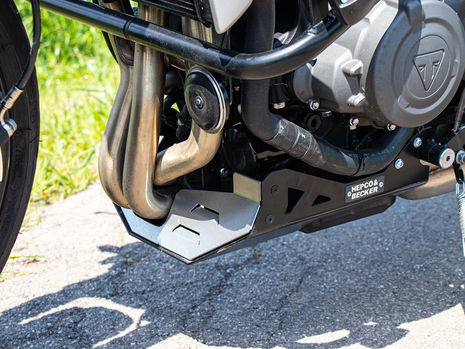 Boogspoiler rood/zwart voor Triumph Trident 660 (21-) Hepco & Becker