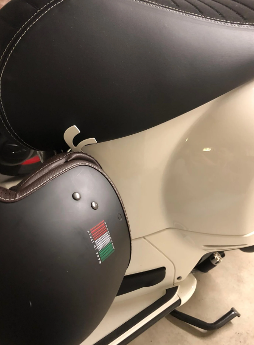 Helmhaak, onder zadel voor Vespa, zilver