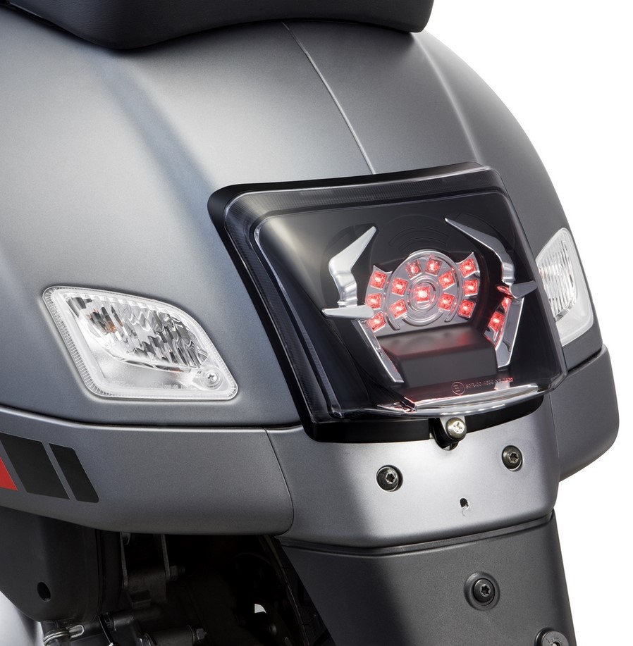 Frame achterlicht conversie voor Vespa GTS/GTS Super/GTV 125-300cc ('14-'18), mat zwart