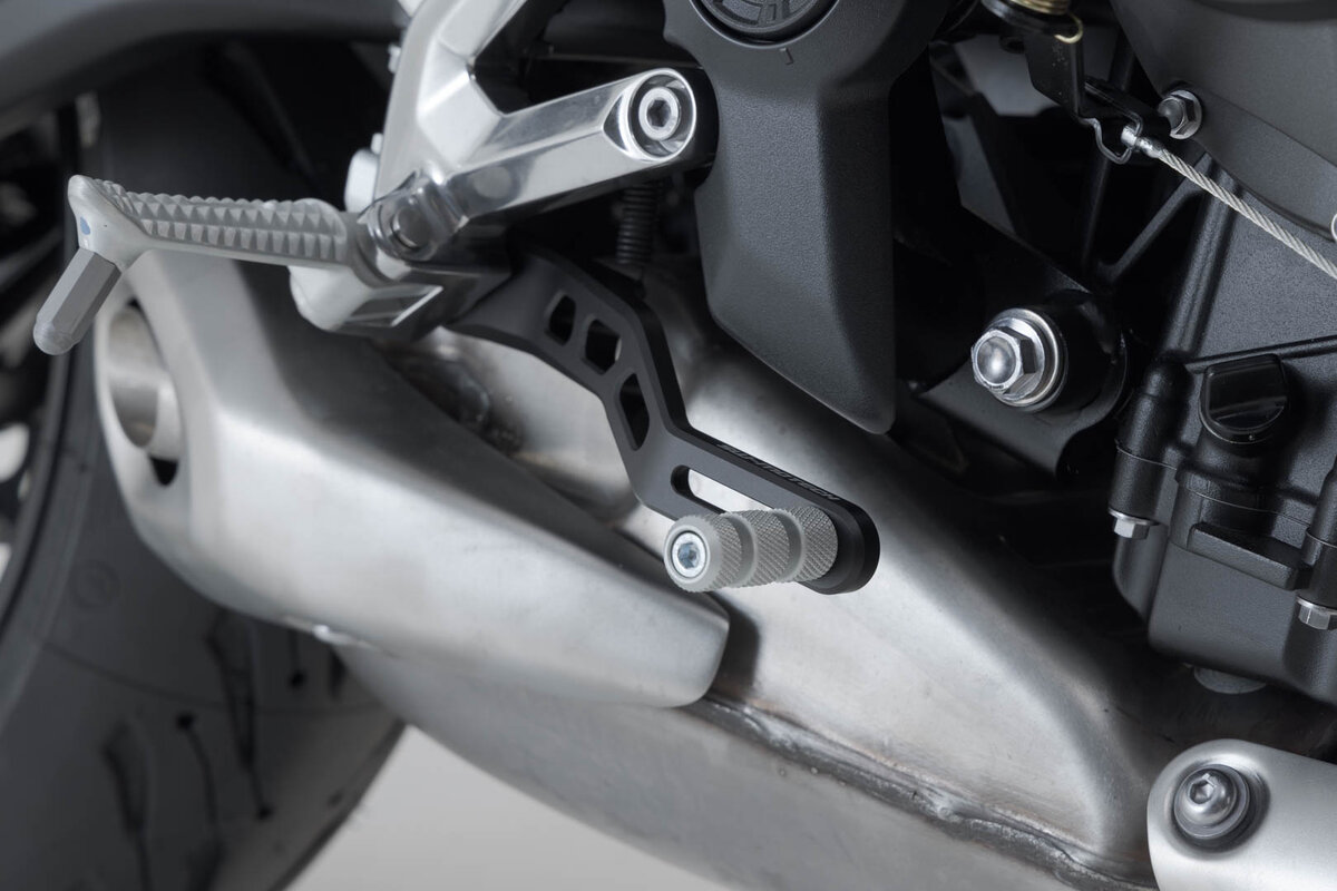 SW-Motech voetremhendel voor Triumph Trident 660 (21-) / 800 (26-)