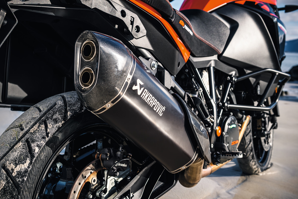 Akrapovic Slip-On LINE uitlaatsysteem zwart voor Adventure / Super Adventure