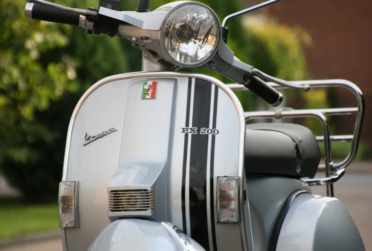 Vespa-embleem "boze wesp" 4-hoekig cascade, groen/wit/rood