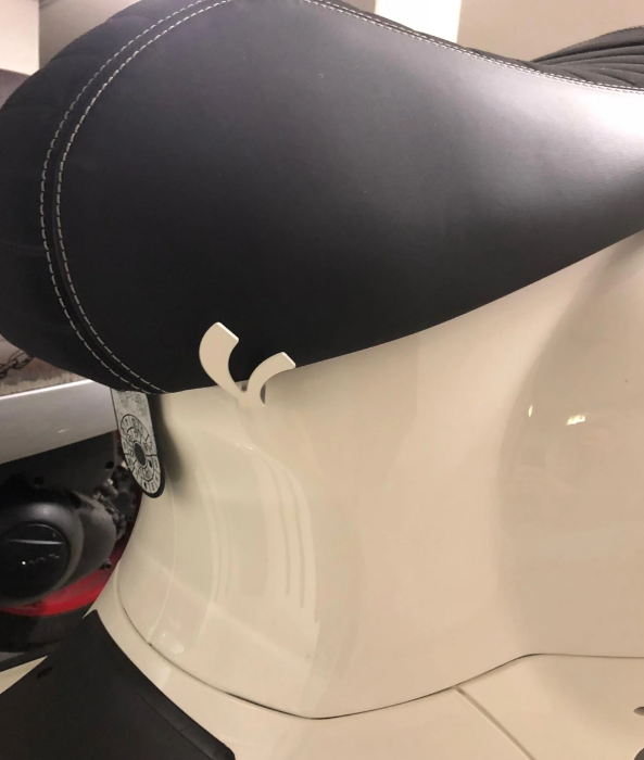 Helmhaak, onder zadel voor Vespa, zilver
