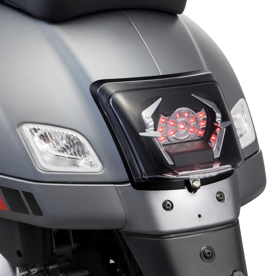 Frame achterlicht conversie voor Vespa GTS/GTS Super/GTV 125-300cc ('14-'18), zwart glanzend