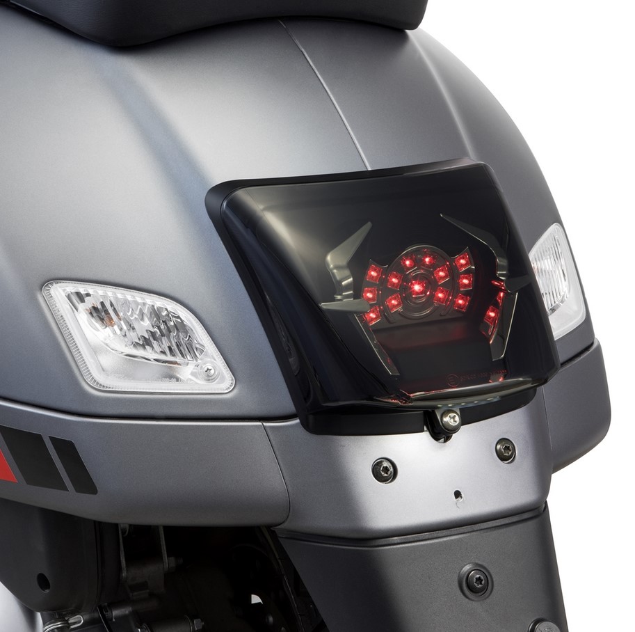 Frame achterlicht conversie voor Vespa GTS/GTS Super/GTV 125-300cc ('14-'18), zwart glanzend