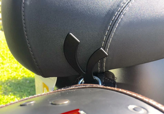Helmhaak, onder zadel voor Vespa, glanzend zwart