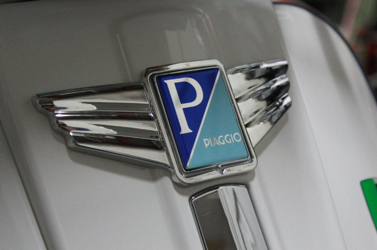 Cascade siervleugel voor vierkant PIAGGIO embleem, Mark II, voor Vespa, kunststof, chroom