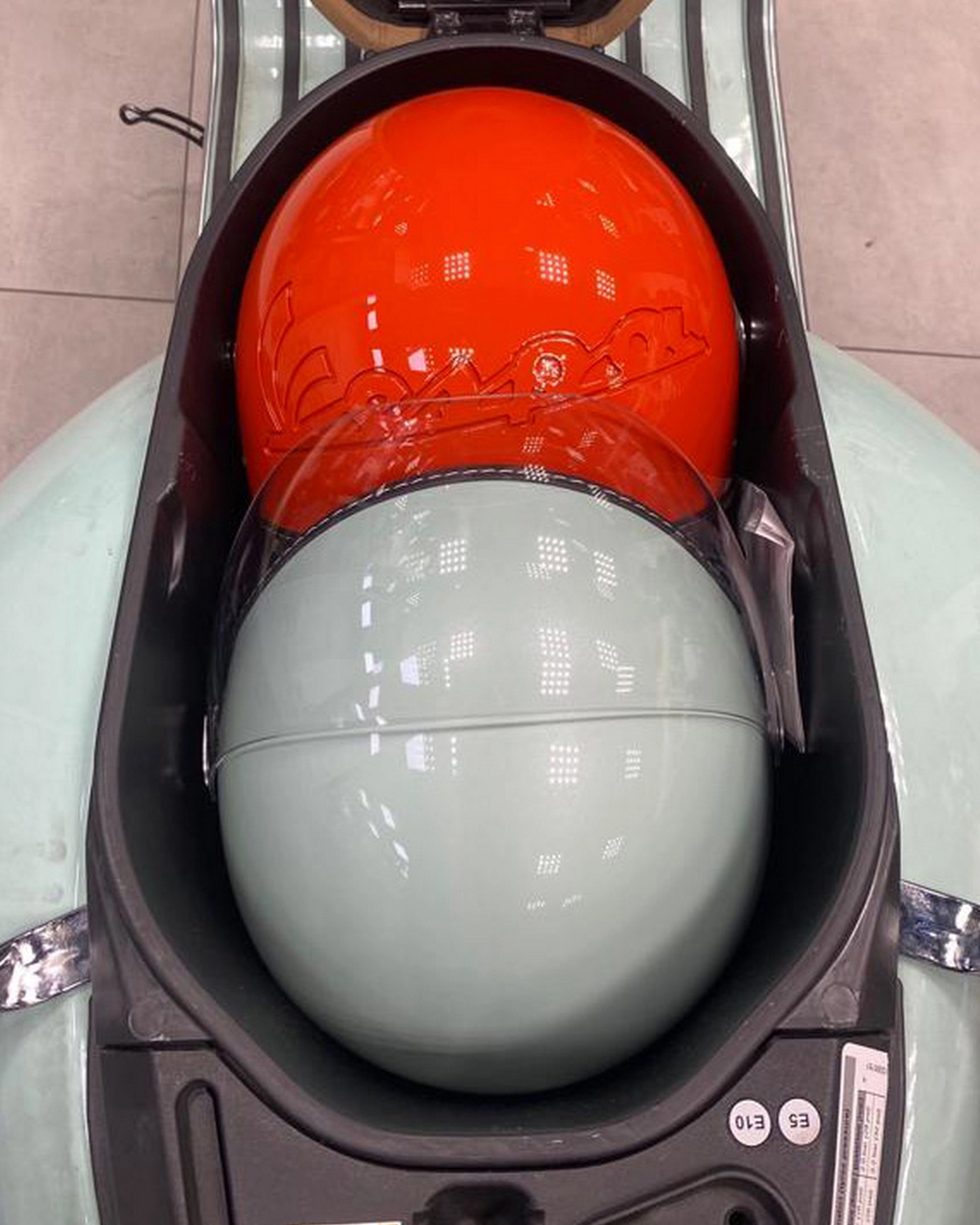 Helmvak voor maximaal twee helmen voor Vespa GTS/GTS Super/GTV 125-300cc ('19-) Big Box