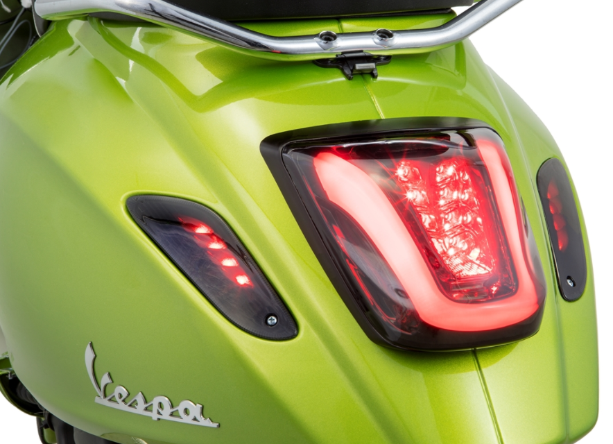Achterlicht MK II getint voor Vespa Primavera/Sprint 50-150ccm, rand - mat zwart