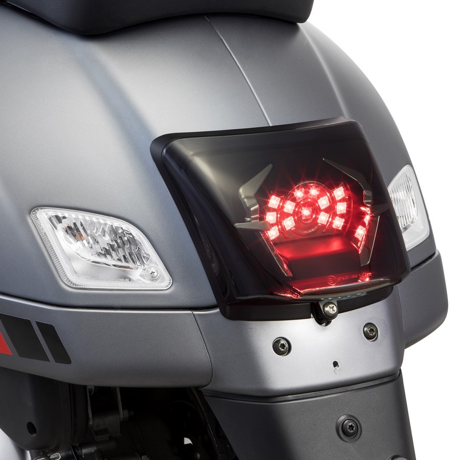 Frame achterlicht conversie voor Vespa GTS/GTS Super/GTV 125-300cc ('14-'18), zwart glanzend