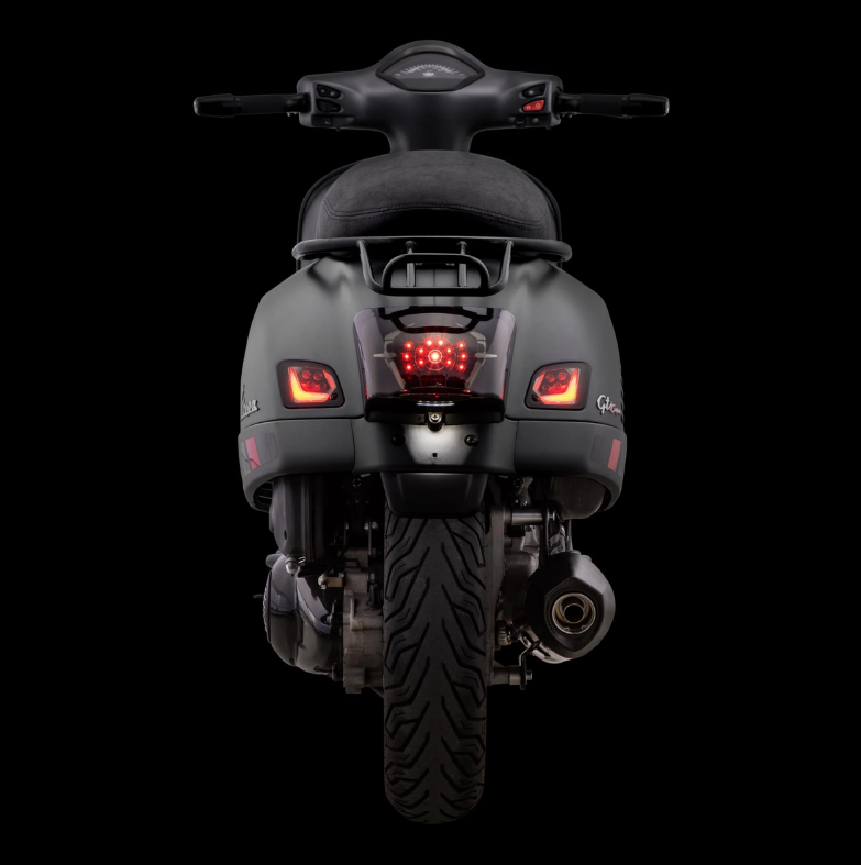 Sportzadel "Black Editiont" voor Vespa GTS/GTS Super/GTV 125-300ccm (14-), zwart gewatteerd