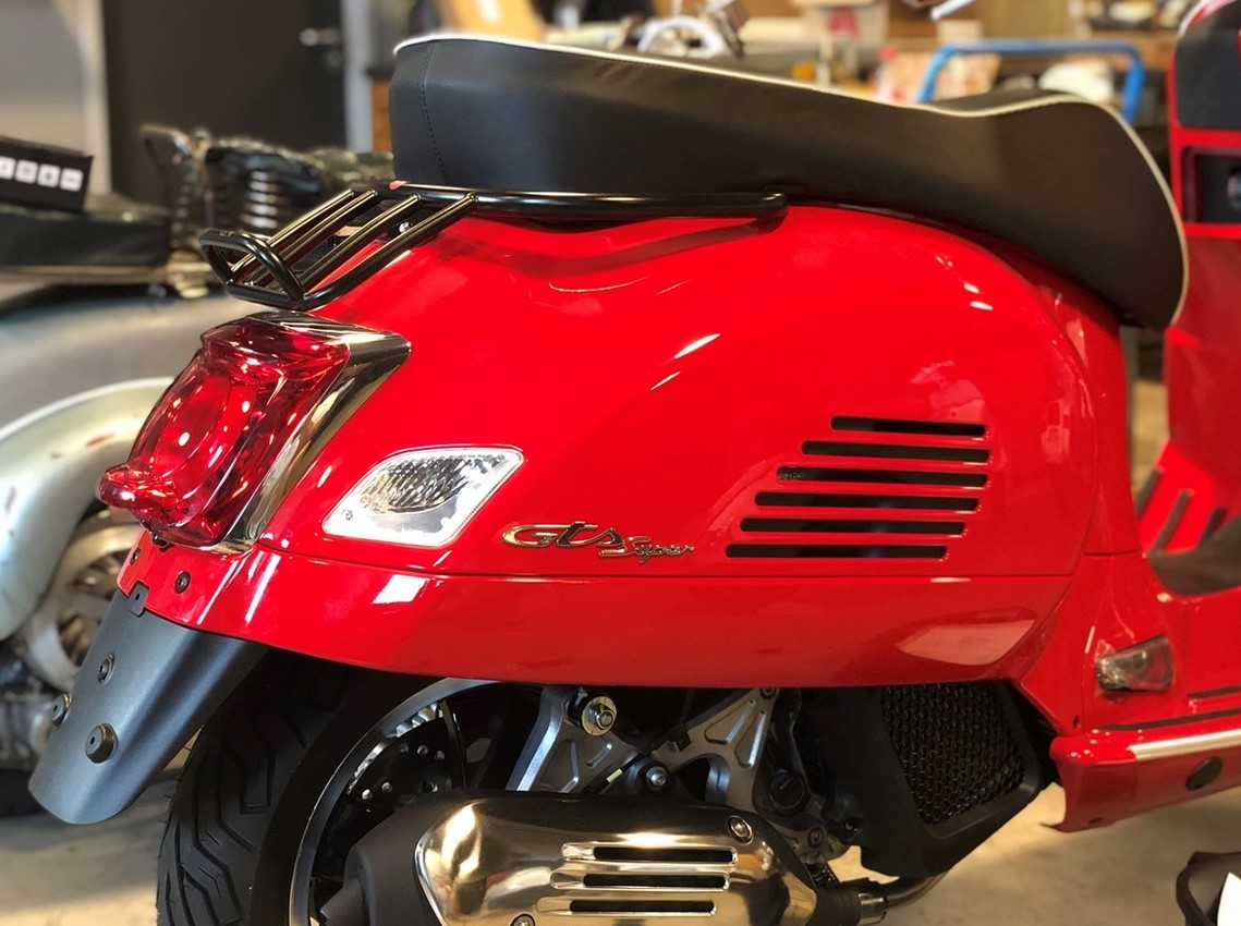 Bagagerek / duohandgreep achter 70s voor Vespa GTS/GTV/GT 125-300ccm 4T LC, glanzend zwart
