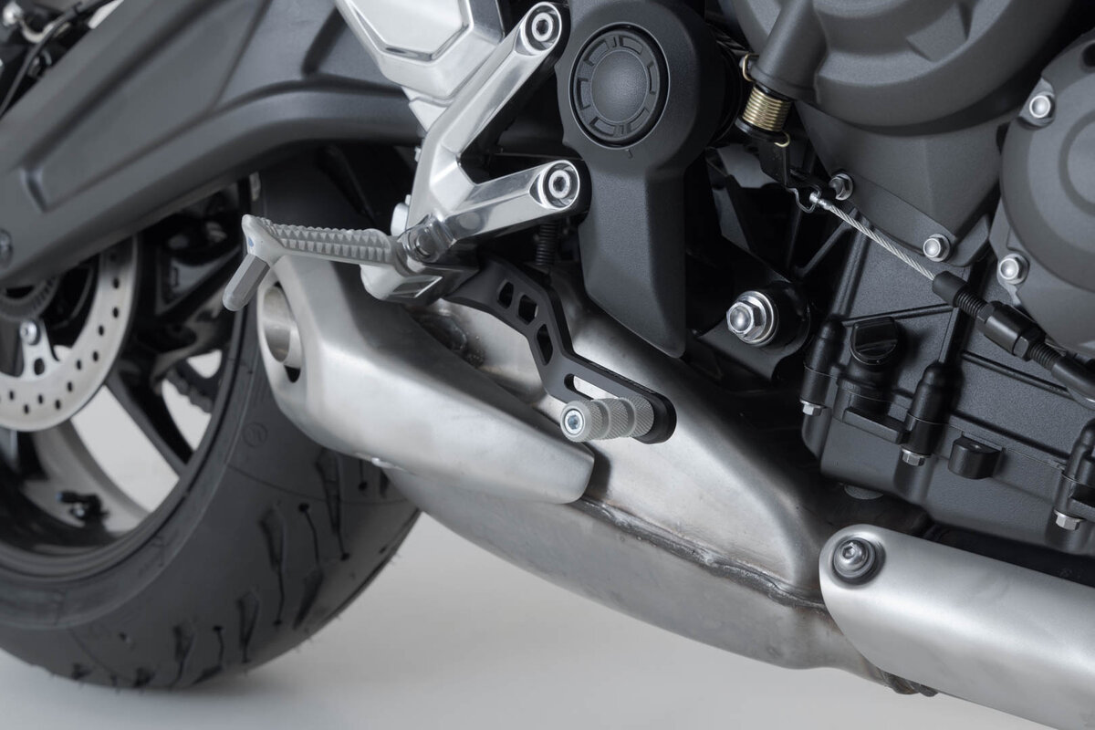 SW-Motech voetremhendel voor Triumph Trident 660 (21-) / 800 (26-)