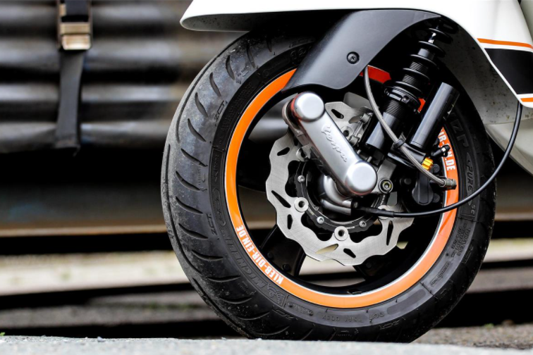 Schokdemper "Black Edition" voorzijde voor Vespa GTS/GTS Super/GTV/GT 60/GT/GT L, zwart