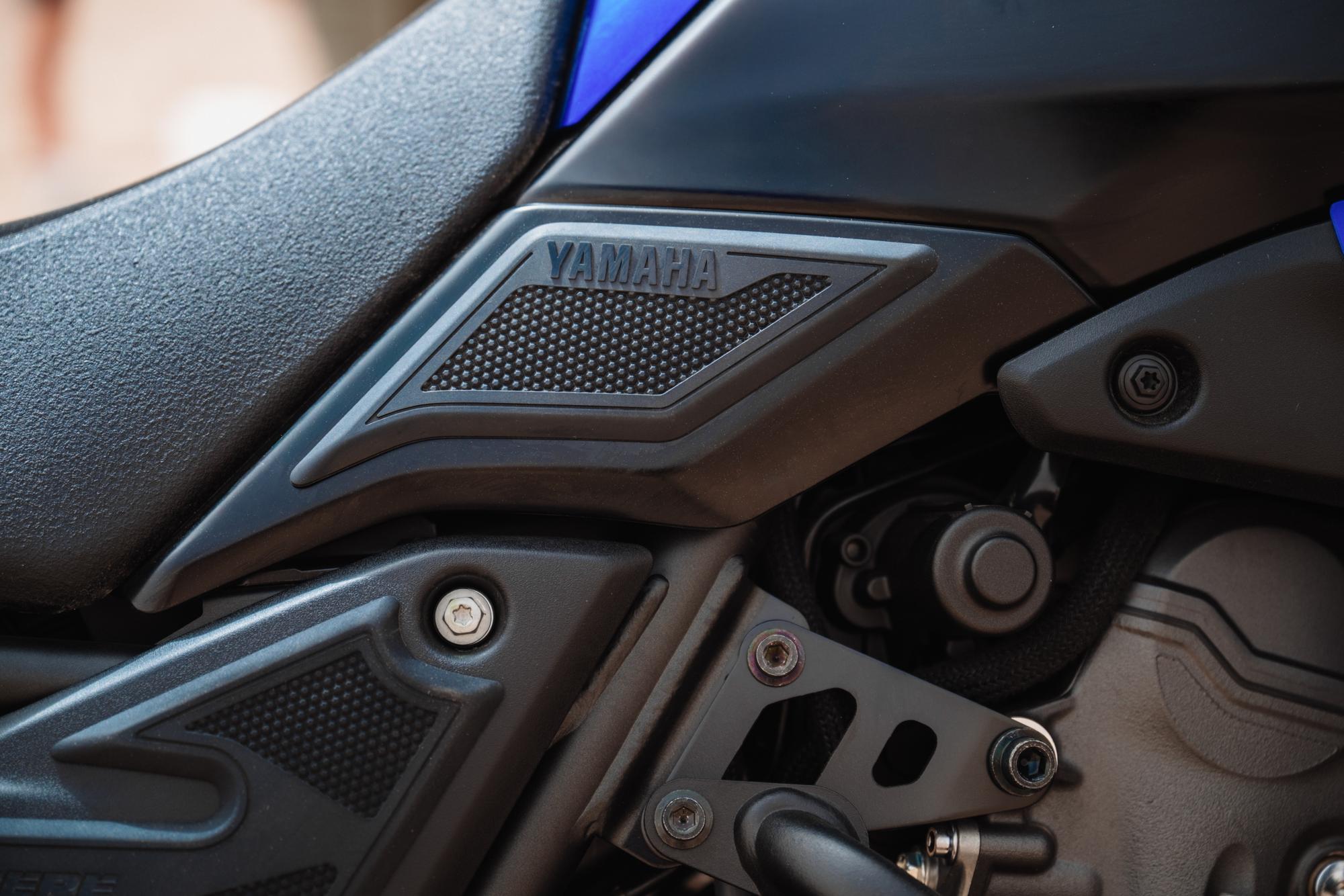 Grip-pads aan de zijkant voor de Yamaha Ténéré 700 / Rally (25-)  Origineel