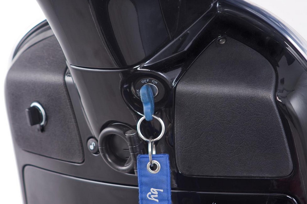 Bagageruimteafdekking links met 12V sigarettenaansteker voor Vespa GTS/GTS Super/GTV/GT, zwart