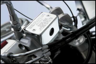 Afdekking voor remvloeistof reservoir voor Suzuki M800 BJ. 2005-2006
