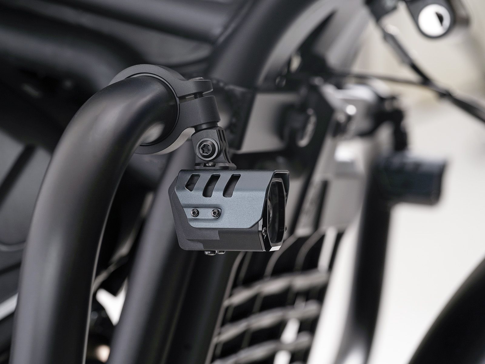 LED-hulpkoplamp Nova incl. universele bevestiging voor buis Ø25-32mm Hepco & Becker