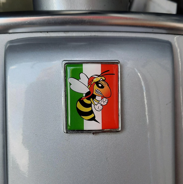 Vespa-embleem "boze wesp" 4-hoekig cascade, groen/wit/rood