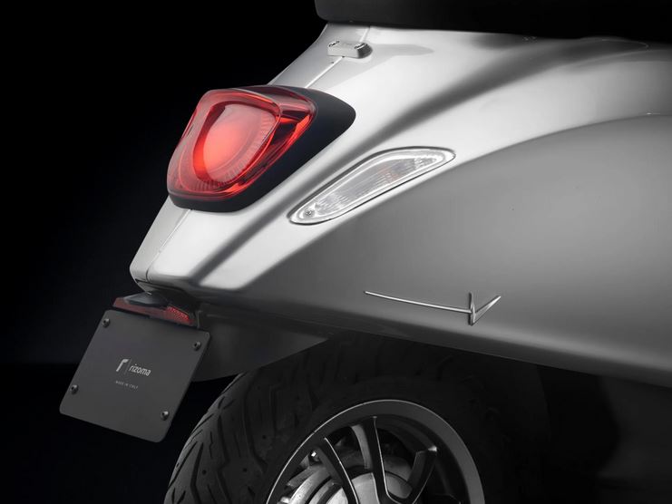 RIZOMA zijafdekking belettering voor Vespa Primavera/Sprint/Elettrica, zilver
