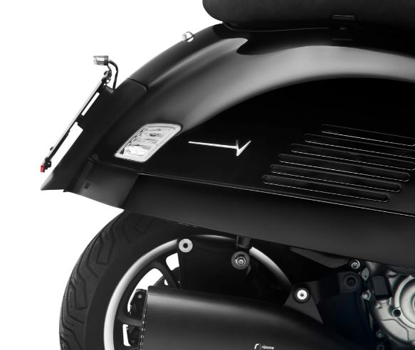 Nummerplaathouder achterlicht RIZOMA voor Vespa GTS/GTS Super/GTV 125-300cc (`23-), zwart