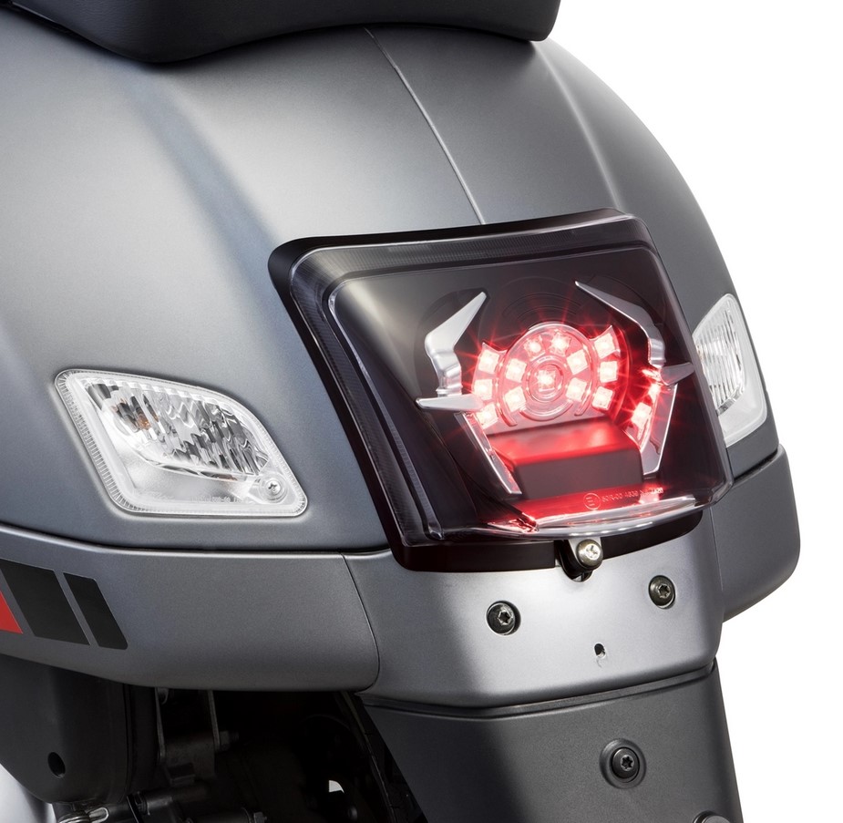 Frame achterlicht conversie voor Vespa GTS/GTS Super/GTV 125-300cc ('14-'18), mat zwart
