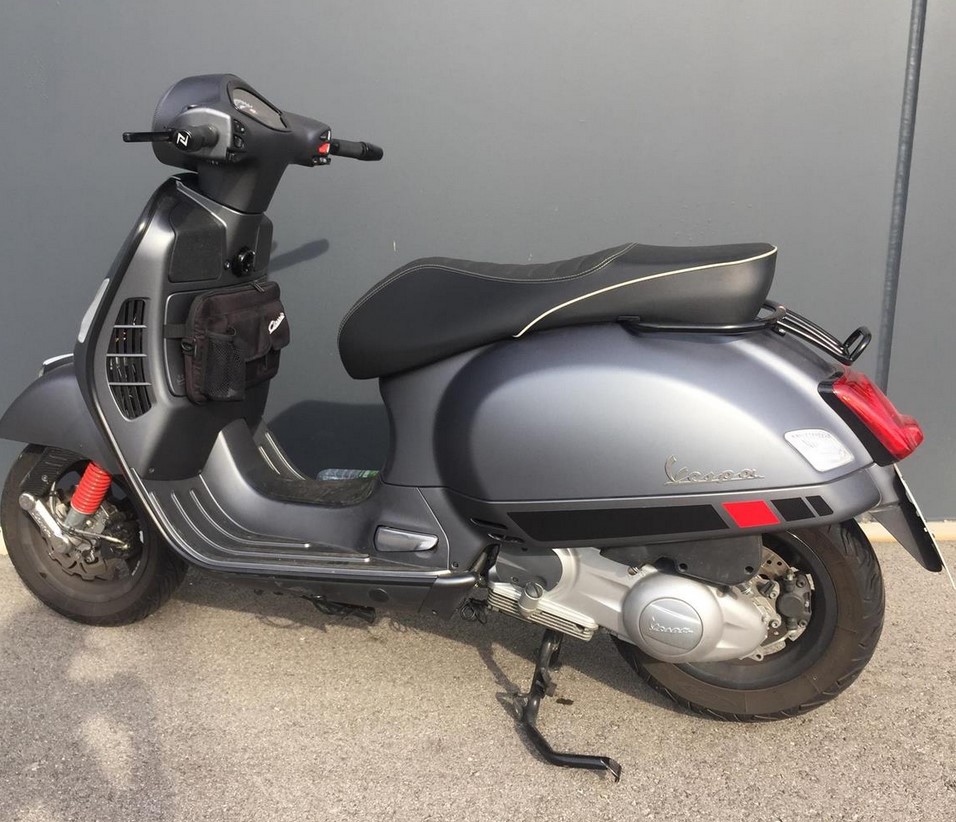 Bagagerek / duohandgreep achter 70s voor Vespa GTS/GTV/GT 125-300ccm 4T LC, glanzend zwart